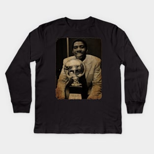 Magic Johnson Smiles and Holds His Cup Vintage Kids Long Sleeve T-Shirt